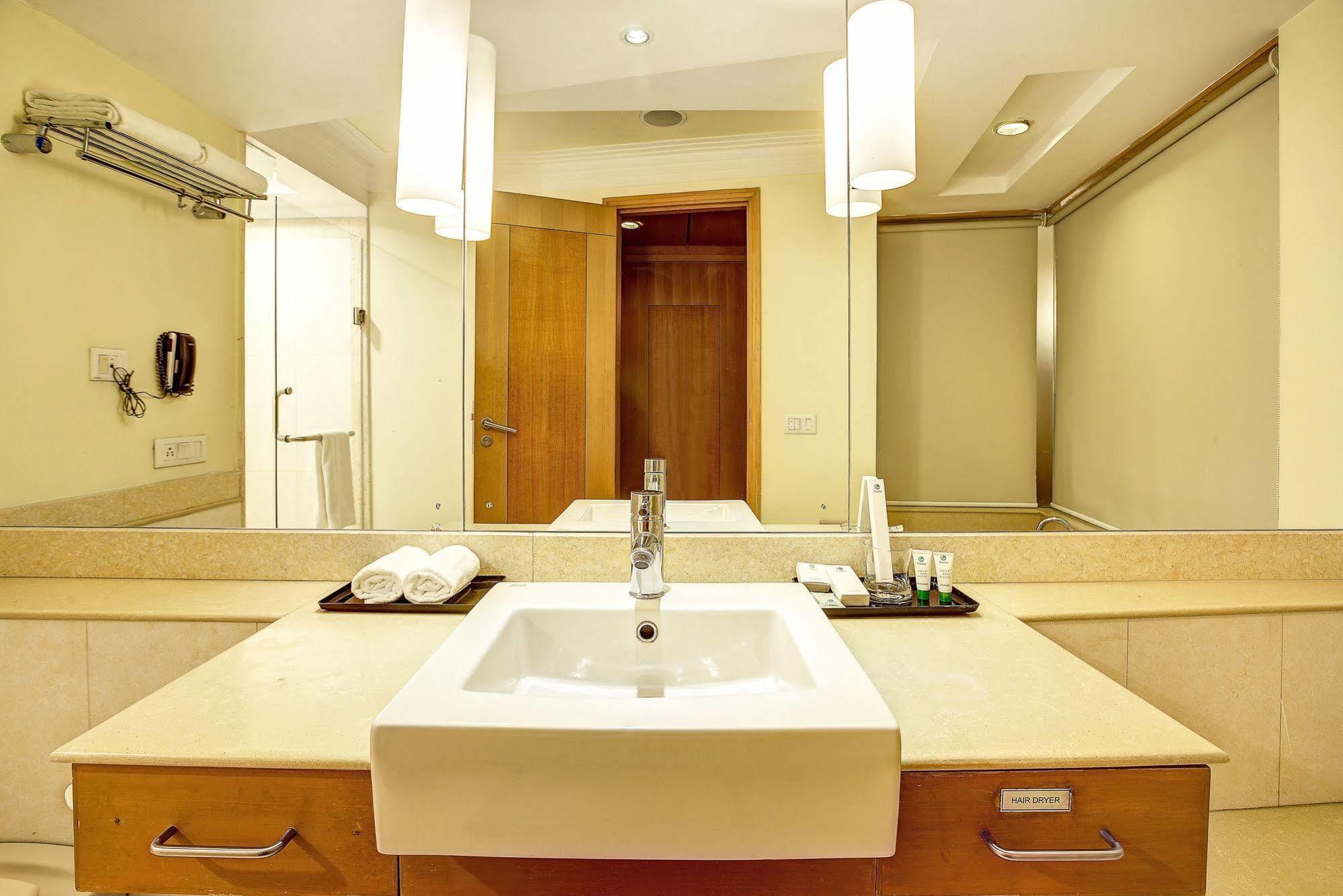 Western Court Chandīgarh 外观 照片